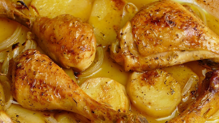 Pechugas de pollo al horno con patatas y cebolla: receta fácil, jugosa y deliciosa