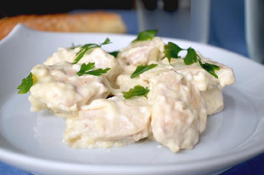 Pechugas de pollo en salsa de nata y queso: receta cremosa, fácil y deliciosa
