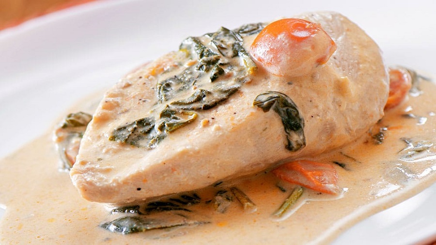 Pechugas de pollo en salsa de queso y espinacas: receta cremosa, saludable y fácil