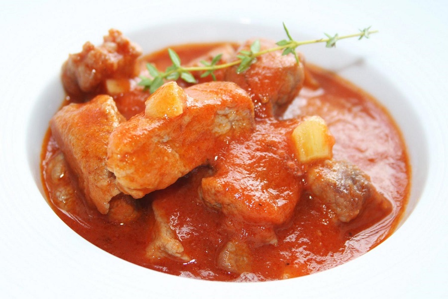 Pechugas de pollo en salsa de tomate: receta casera, fácil y llena de sabor