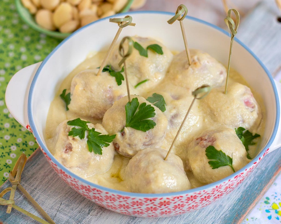 Receta de Albóndigas de pollo en salsa de almendras