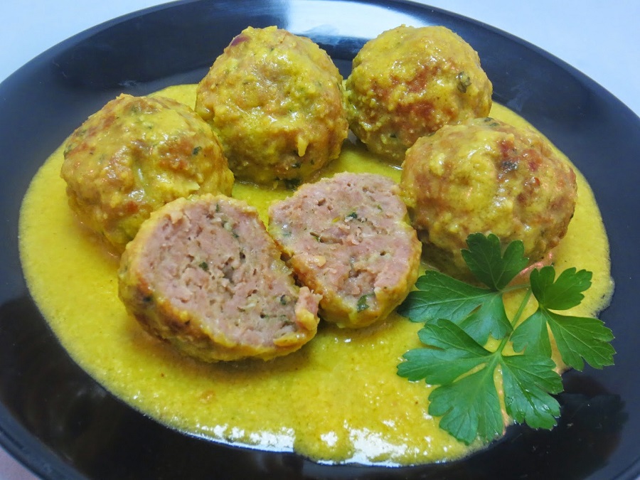 Receta de Albóndigas de pollo en salsa de almendras