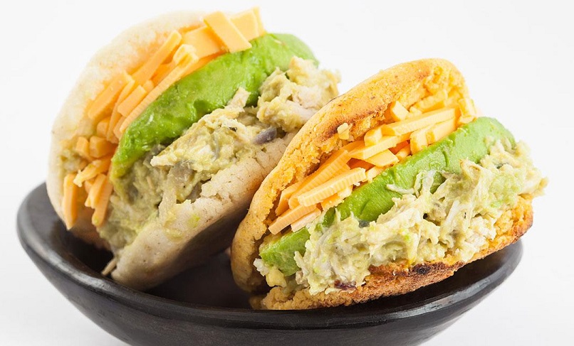 Receta de Arepas venezolanas rellenas de pollo y aguacate