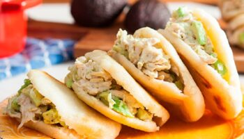 Receta de Arepas venezolanas rellenas de pollo y aguacate