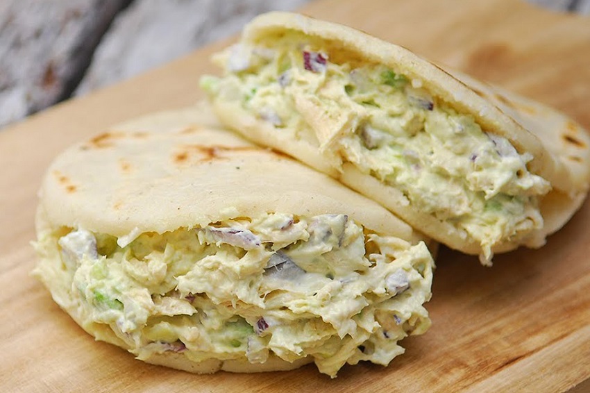 Receta de Arepas venezolanas rellenas de pollo y aguacate
