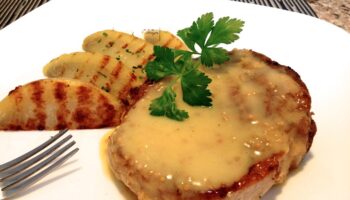 Receta Cerdo al Horno con Patatas: Plato Tradicional Fácil y Delicioso