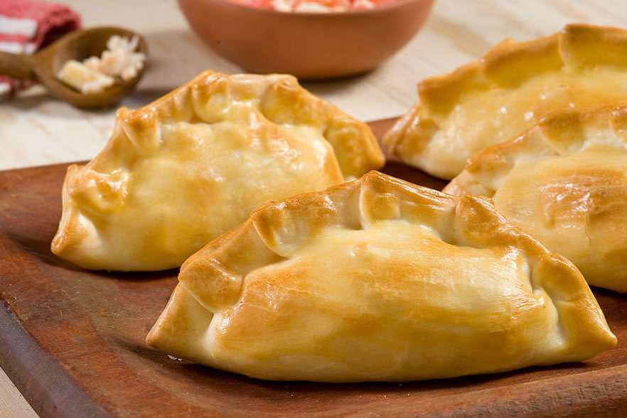 Receta Empanadillas de pollo y queso al horno: crujientes, fáciles y llenas de sabor