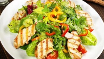 Receta Ensalada de Pollo y Fresas: una combinación fresca, saludable y deliciosa