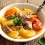 Receta Estofado de Cerdo con Papas: Un Plato Casero, Reconfortante y Lleno de Sabor