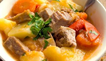 Receta Estofado de Cerdo con Papas: Un Plato Casero, Reconfortante y Lleno de Sabor