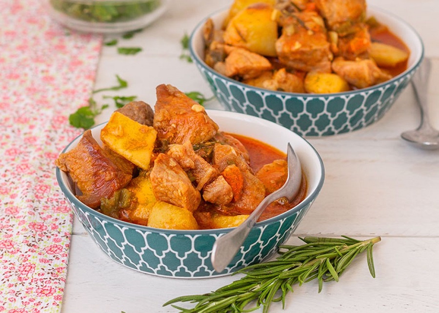 Receta Estofado de Cerdo con Papas: Un Plato Casero, Reconfortante y Lleno de Sabor