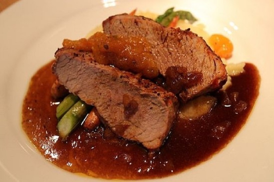 Receta Lomo de Cerdo al Vino Tinto: Plato Tradicional Jugoso y Lleno de Sabor