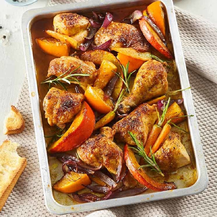1. Introducción al Pollo a la Naranja al Horno
El pollo a la naranja al horno es una receta deliciosa que combina la suavidad de la carne de pollo con el sabor fresco, dulce y ligeramente ácido de la naranja. Este plato es muy popular en muchas cocinas del mundo porque logra un equilibrio perfecto entre sabores naturales, aromas cítricos y una textura jugosa que se obtiene gracias a la cocción lenta en el horno.
La naranja aporta un toque especial al pollo, creando una salsa natural que impregna cada pieza de carne con un sabor intenso y refrescante. Además, al cocinarse en el horno, el pollo adquiere una superficie dorada y ligeramente caramelizada, mientras que por dentro permanece tierno y jugoso.
Esta receta es ideal para diferentes ocasiones. Puede servirse como plato principal en una comida familiar, en una cena especial o incluso en reuniones con amigos. Su preparación no es complicada y no requiere ingredientes difíciles de encontrar, lo que la convierte en una opción perfecta para quienes desean preparar un plato elegante sin pasar demasiado tiempo en la cocina.
Otro aspecto destacado del pollo a la naranja al horno es su valor nutricional. El pollo es una fuente excelente de proteínas, mientras que la naranja aporta vitamina C, antioxidantes y un aroma natural que mejora el sabor del plato sin necesidad de usar demasiados condimentos artificiales.
Además, esta receta se puede acompañar fácilmente con diferentes guarniciones como arroz blanco, puré de patatas, verduras asadas o ensalada fresca. Gracias a su versatilidad, el pollo a la naranja al horno se adapta a muchos estilos de cocina y preferencias gastronómicas.
Si buscas una receta sabrosa, saludable y fácil de preparar, esta opción será una excelente elección. A continuación, veremos los ingredientes necesarios y el proceso paso a paso para preparar este delicioso plato.
2. Ingredientes para preparar Pollo a la Naranja al Horno
Para preparar un delicioso pollo a la naranja al horno, es importante utilizar ingredientes frescos y de buena calidad. Esto garantizará un sabor más intenso y una mejor textura en el resultado final.
Ingredientes principales
1 pollo entero troceado o 4 muslos de pollo
3 naranjas grandes y jugosas
3 dientes de ajo
1 cebolla mediana
2 cucharadas de miel
2 cucharadas de salsa de soja
3 cucharadas de aceite de oliva
1 cucharadita de pimienta negra
1 cucharadita de sal
1 cucharadita de pimentón dulce
1 ramita de romero o tomillo (opcional)
Ingredientes opcionales para intensificar el sabor
1 cucharadita de jengibre rallado
1 cucharada de mostaza
1 cucharada de azúcar moreno
ralladura de naranja
Guarniciones recomendadas
Aunque el pollo a la naranja al horno puede servirse solo, también combina muy bien con:
arroz blanco
patatas al horno
verduras asadas
ensalada fresca
cous cous
Estos acompañamientos ayudan a equilibrar el plato y permiten disfrutar mejor de la deliciosa salsa de naranja que se forma durante la cocción.
3. Preparación paso a paso del Pollo a la Naranja al Horno
Preparar esta receta es bastante sencillo si se siguen los pasos correctamente. A continuación se explica el proceso completo para obtener un pollo jugoso y lleno de sabor.
Paso 1: Preparar el horno
Precalienta el horno a 180 °C durante unos 10 minutos antes de empezar la cocción. Esto permitirá que el pollo se cocine de manera uniforme desde el principio.
Paso 2: Preparar la marinada de naranja
Exprime el jugo de dos naranjas en un recipiente grande. Luego añade:
la miel
la salsa de soja
el aceite de oliva
el ajo picado
la pimienta
el pimentón dulce
el jengibre (opcional)
Mezcla todos los ingredientes hasta obtener una salsa homogénea. Esta marinada será la base del sabor del plato.
Paso 3: Marinar el pollo
Coloca las piezas de pollo en un recipiente grande o en una bolsa de cocina. Vierte la marinada sobre el pollo y asegúrate de que todas las piezas queden bien cubiertas.
Para lograr un sabor más intenso, deja marinar el pollo durante 30 minutos a 2 horas en el refrigerador. Cuanto más tiempo repose, mejor absorberá los sabores.
Paso 4: Preparar la bandeja de horno
Corta la cebolla en rodajas y colócala en el fondo de una bandeja para horno. Esto ayudará a aromatizar el pollo durante la cocción.
Coloca las piezas de pollo encima de la cebolla y vierte parte de la marinada restante sobre ellas.
Corta la tercera naranja en rodajas y distribúyelas alrededor del pollo.
Paso 5: Hornear el pollo
Introduce la bandeja en el horno precalentado y cocina durante 40 a 50 minutos.
A mitad de la cocción, abre el horno y utiliza una cuchara para rociar el pollo con la salsa que se está formando en la bandeja. Esto ayudará a mantener la carne jugosa y a intensificar el sabor.
Si deseas que el pollo tenga una piel más dorada, puedes aumentar la temperatura a 200 °C durante los últimos 10 minutos de cocción.
Paso 6: Comprobar la cocción
El pollo estará listo cuando la carne esté bien cocida y la superficie tenga un color dorado. Si al pinchar la carne sale un jugo claro, significa que está perfectamente cocido.
Una vez listo, retira la bandeja del horno y deja reposar el pollo durante unos 5 minutos antes de servir.
4. Consejos para disfrutar mejor el Pollo a la Naranja al Horno
Para disfrutar al máximo de esta receta, es recomendable tener en cuenta algunos consejos que mejorarán la experiencia gastronómica.
Usar naranjas frescas
El sabor del plato depende en gran parte del jugo de naranja. Por eso, es mejor utilizar naranjas naturales recién exprimidas en lugar de jugo procesado.
No cocinar el pollo demasiado tiempo
Si el pollo permanece demasiado tiempo en el horno, puede volverse seco. Lo ideal es controlar la cocción y retirar el pollo cuando esté dorado y jugoso.
Aprovechar la salsa
La salsa que queda en la bandeja es muy sabrosa. Puedes usarla para:
rociar el pollo al servir
mezclar con arroz
acompañar patatas o verduras
Añadir hierbas aromáticas
Hierbas como el romero, tomillo o perejil pueden aportar un aroma extra al plato y hacerlo aún más apetitoso.
Servir inmediatamente
El pollo a la naranja al horno se disfruta mucho más cuando está recién hecho. Servirlo caliente permite apreciar mejor la textura jugosa del pollo y el aroma cítrico de la salsa.
Conclusión
El pollo a la naranja al horno es una receta sencilla, deliciosa y perfecta para cualquier ocasión. Gracias a la combinación del pollo con el jugo natural de naranja, este plato logra un sabor equilibrado entre dulce, ácido y salado que resulta irresistible.
Además, su preparación es fácil y no requiere técnicas complicadas, por lo que cualquier persona puede cocinarlo en casa con excelentes resultados. Con ingredientes simples y un proceso claro, es posible preparar un plato que parece digno de un restaurante.
Si te gusta experimentar con recetas de pollo llenas de sabor, el pollo a la naranja al horno es definitivamente una opción que vale la pena probar. Una vez que lo prepares, seguramente se convertirá en una de tus recetas favoritas para compartir con familia y amigos.