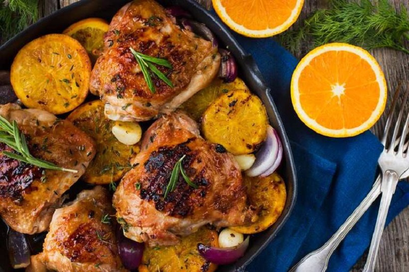 1. Introducción al Pollo a la Naranja al Horno
El pollo a la naranja al horno es una receta deliciosa que combina la suavidad de la carne de pollo con el sabor fresco, dulce y ligeramente ácido de la naranja. Este plato es muy popular en muchas cocinas del mundo porque logra un equilibrio perfecto entre sabores naturales, aromas cítricos y una textura jugosa que se obtiene gracias a la cocción lenta en el horno.
La naranja aporta un toque especial al pollo, creando una salsa natural que impregna cada pieza de carne con un sabor intenso y refrescante. Además, al cocinarse en el horno, el pollo adquiere una superficie dorada y ligeramente caramelizada, mientras que por dentro permanece tierno y jugoso.
Esta receta es ideal para diferentes ocasiones. Puede servirse como plato principal en una comida familiar, en una cena especial o incluso en reuniones con amigos. Su preparación no es complicada y no requiere ingredientes difíciles de encontrar, lo que la convierte en una opción perfecta para quienes desean preparar un plato elegante sin pasar demasiado tiempo en la cocina.
Otro aspecto destacado del pollo a la naranja al horno es su valor nutricional. El pollo es una fuente excelente de proteínas, mientras que la naranja aporta vitamina C, antioxidantes y un aroma natural que mejora el sabor del plato sin necesidad de usar demasiados condimentos artificiales.
Además, esta receta se puede acompañar fácilmente con diferentes guarniciones como arroz blanco, puré de patatas, verduras asadas o ensalada fresca. Gracias a su versatilidad, el pollo a la naranja al horno se adapta a muchos estilos de cocina y preferencias gastronómicas.
Si buscas una receta sabrosa, saludable y fácil de preparar, esta opción será una excelente elección. A continuación, veremos los ingredientes necesarios y el proceso paso a paso para preparar este delicioso plato.
2. Ingredientes para preparar Pollo a la Naranja al Horno
Para preparar un delicioso pollo a la naranja al horno, es importante utilizar ingredientes frescos y de buena calidad. Esto garantizará un sabor más intenso y una mejor textura en el resultado final.
Ingredientes principales
1 pollo entero troceado o 4 muslos de pollo
3 naranjas grandes y jugosas
3 dientes de ajo
1 cebolla mediana
2 cucharadas de miel
2 cucharadas de salsa de soja
3 cucharadas de aceite de oliva
1 cucharadita de pimienta negra
1 cucharadita de sal
1 cucharadita de pimentón dulce
1 ramita de romero o tomillo (opcional)
Ingredientes opcionales para intensificar el sabor
1 cucharadita de jengibre rallado
1 cucharada de mostaza
1 cucharada de azúcar moreno
ralladura de naranja
Guarniciones recomendadas
Aunque el pollo a la naranja al horno puede servirse solo, también combina muy bien con:
arroz blanco
patatas al horno
verduras asadas
ensalada fresca
cous cous
Estos acompañamientos ayudan a equilibrar el plato y permiten disfrutar mejor de la deliciosa salsa de naranja que se forma durante la cocción.
3. Preparación paso a paso del Pollo a la Naranja al Horno
Preparar esta receta es bastante sencillo si se siguen los pasos correctamente. A continuación se explica el proceso completo para obtener un pollo jugoso y lleno de sabor.
Paso 1: Preparar el horno
Precalienta el horno a 180 °C durante unos 10 minutos antes de empezar la cocción. Esto permitirá que el pollo se cocine de manera uniforme desde el principio.
Paso 2: Preparar la marinada de naranja
Exprime el jugo de dos naranjas en un recipiente grande. Luego añade:
la miel
la salsa de soja
el aceite de oliva
el ajo picado
la pimienta
el pimentón dulce
el jengibre (opcional)
Mezcla todos los ingredientes hasta obtener una salsa homogénea. Esta marinada será la base del sabor del plato.
Paso 3: Marinar el pollo
Coloca las piezas de pollo en un recipiente grande o en una bolsa de cocina. Vierte la marinada sobre el pollo y asegúrate de que todas las piezas queden bien cubiertas.
Para lograr un sabor más intenso, deja marinar el pollo durante 30 minutos a 2 horas en el refrigerador. Cuanto más tiempo repose, mejor absorberá los sabores.
Paso 4: Preparar la bandeja de horno
Corta la cebolla en rodajas y colócala en el fondo de una bandeja para horno. Esto ayudará a aromatizar el pollo durante la cocción.
Coloca las piezas de pollo encima de la cebolla y vierte parte de la marinada restante sobre ellas.
Corta la tercera naranja en rodajas y distribúyelas alrededor del pollo.
Paso 5: Hornear el pollo
Introduce la bandeja en el horno precalentado y cocina durante 40 a 50 minutos.
A mitad de la cocción, abre el horno y utiliza una cuchara para rociar el pollo con la salsa que se está formando en la bandeja. Esto ayudará a mantener la carne jugosa y a intensificar el sabor.
Si deseas que el pollo tenga una piel más dorada, puedes aumentar la temperatura a 200 °C durante los últimos 10 minutos de cocción.
Paso 6: Comprobar la cocción
El pollo estará listo cuando la carne esté bien cocida y la superficie tenga un color dorado. Si al pinchar la carne sale un jugo claro, significa que está perfectamente cocido.
Una vez listo, retira la bandeja del horno y deja reposar el pollo durante unos 5 minutos antes de servir.
4. Consejos para disfrutar mejor el Pollo a la Naranja al Horno
Para disfrutar al máximo de esta receta, es recomendable tener en cuenta algunos consejos que mejorarán la experiencia gastronómica.
Usar naranjas frescas
El sabor del plato depende en gran parte del jugo de naranja. Por eso, es mejor utilizar naranjas naturales recién exprimidas en lugar de jugo procesado.
No cocinar el pollo demasiado tiempo
Si el pollo permanece demasiado tiempo en el horno, puede volverse seco. Lo ideal es controlar la cocción y retirar el pollo cuando esté dorado y jugoso.
Aprovechar la salsa
La salsa que queda en la bandeja es muy sabrosa. Puedes usarla para:
rociar el pollo al servir
mezclar con arroz
acompañar patatas o verduras
Añadir hierbas aromáticas
Hierbas como el romero, tomillo o perejil pueden aportar un aroma extra al plato y hacerlo aún más apetitoso.
Servir inmediatamente
El pollo a la naranja al horno se disfruta mucho más cuando está recién hecho. Servirlo caliente permite apreciar mejor la textura jugosa del pollo y el aroma cítrico de la salsa.
Conclusión
El pollo a la naranja al horno es una receta sencilla, deliciosa y perfecta para cualquier ocasión. Gracias a la combinación del pollo con el jugo natural de naranja, este plato logra un sabor equilibrado entre dulce, ácido y salado que resulta irresistible.
Además, su preparación es fácil y no requiere técnicas complicadas, por lo que cualquier persona puede cocinarlo en casa con excelentes resultados. Con ingredientes simples y un proceso claro, es posible preparar un plato que parece digno de un restaurante.
Si te gusta experimentar con recetas de pollo llenas de sabor, el pollo a la naranja al horno es definitivamente una opción que vale la pena probar. Una vez que lo prepares, seguramente se convertirá en una de tus recetas favoritas para compartir con familia y amigos.