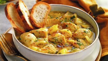 Receta Pollo al Curry con Nata: Un Plato Cremoso, Aromático y Fácil de Preparar