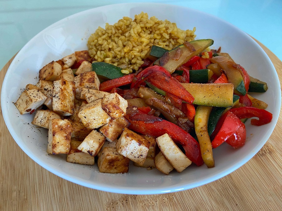 Receta de Tofu Salteado con Verduras y Arroz: Plato Saludable, Fácil y Delicioso