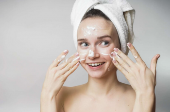 How Skin Slugging Works and If It’s Right for Your Skin Type How Skin Slugging Works and If It’s Right for Your Skin Type